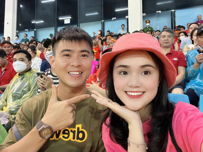 Vợ chồng Duy Mạnh cũng có mặt ở sân từ sớm để cổ vũ đội nhà.