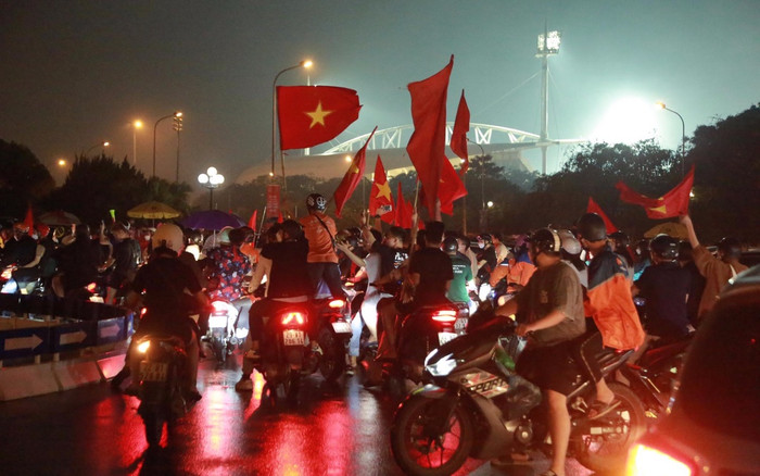 Hàng vạn người dân Thủ đô đội mưa ăn mừng tuyển nam Việt Nam vô địch SEA Game 31 Ảnh 2