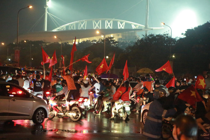 Dòng người và xe nô nức