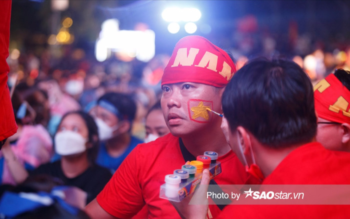 Cổ động viên có 90 phút đầy cảm xúc tại chung kết bóng đá nam SEA Games 31: Tự hào hai tiếng Việt Nam! Ảnh 2