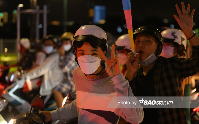 Đường phố TP.HCM lúc này: Người dân vui mừng vì một đêm chiến thắng không bao giờ quên! Ảnh 2