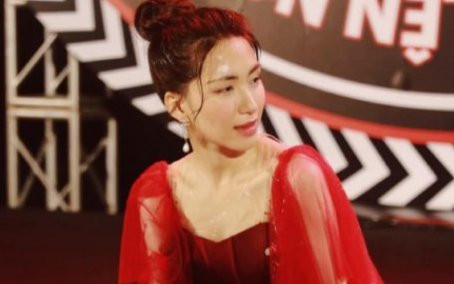 Clip: Hòa Minzy dầm mưa, quẩy nát sân khấu mừng đội tuyển Việt Nam hạ gục Thái Lan Ảnh 2