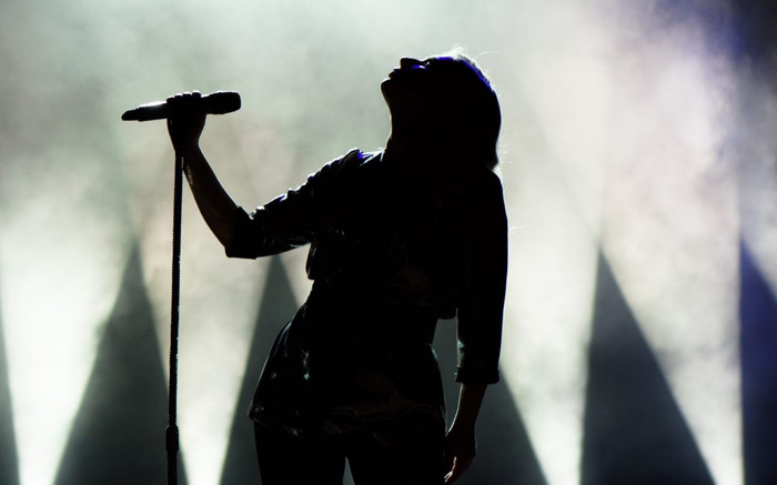 Nữ ca sĩ bị ném gạch vào mặt trên sân khấu Ảnh 2