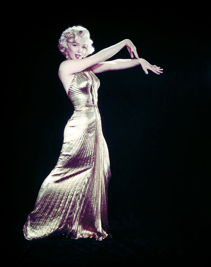 Trong một cảnh phim 'Gentlemen Prefer Blondes', Monroe mặc một chiếc váy bó sát màu vàng ánh kim. Sau đó, cô muốn mặc chiếc váy này tới Lễ trao giải Photoplay năm 1953 nhưng nhà thiết kế Travilla đã từ chối với lý do “Chiếc váy quá gợi cảm và hào nhoáng cho cuộc sống thực”.