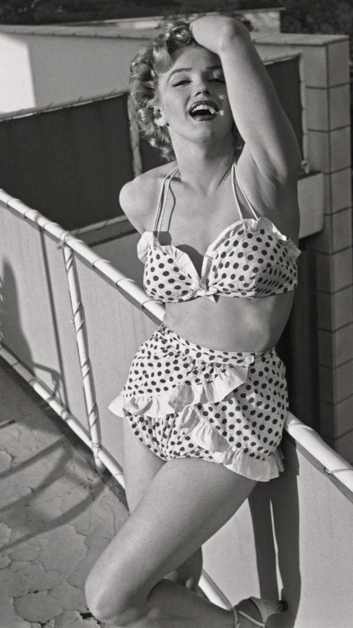 Monroe mặc đồ tắm chấm bi cho chuyến đi biển năm 1951. Sau hơn 50 năm nhìn lại, kiểu trang phục vẫn không hề bị lỗi mốt.