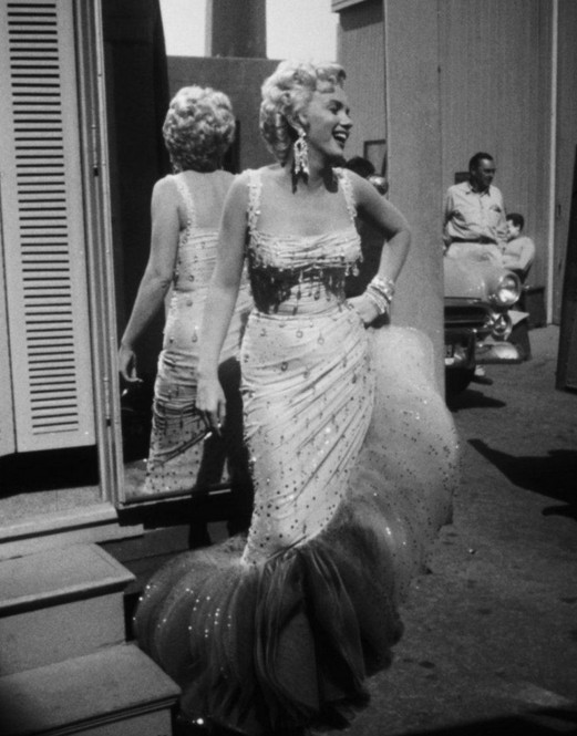 Monroe lộng lẫy trong chiếc váy đính hạt hai tông màu nổi bật trên phim trường 'There No Business Like Show Business' vào năm 1954. Chi tiết đuôi cá cách điệu làm tăng vẻ yểu điệu, quyến rũ cho nữ diễn viên.