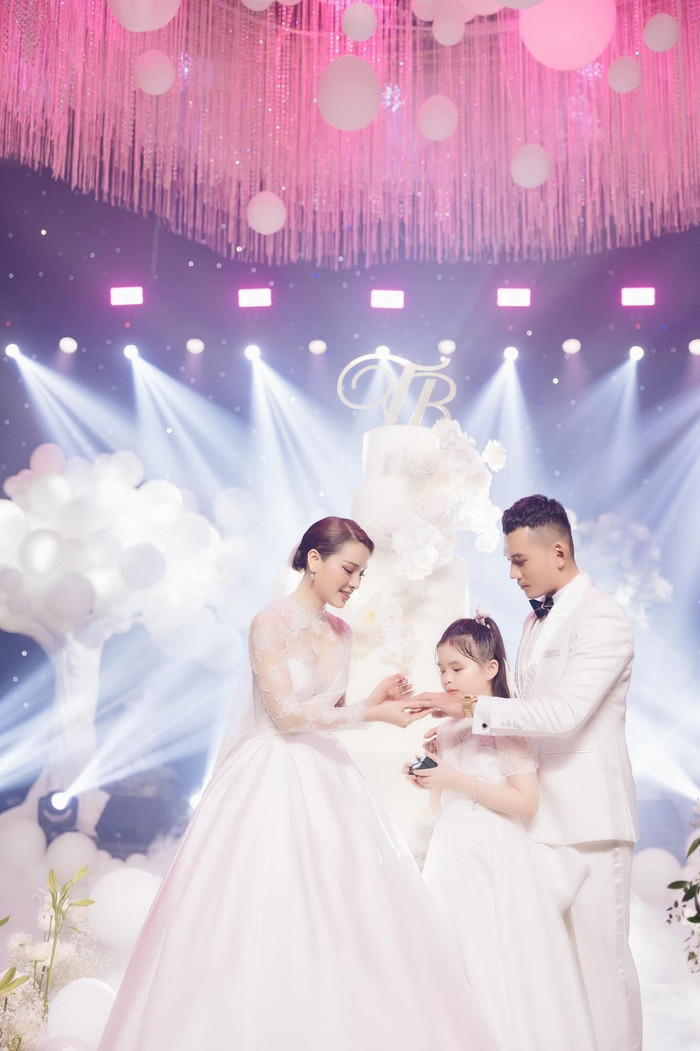 Phương Trinh Jolie khoe vòng 1 'chực trào' cùng nhan sắc đỉnh, hỏi sao ông xã Lý Bình không si mê Ảnh 12