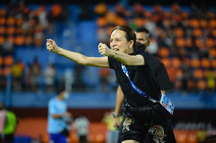 Một Madam Pang máu lửa trên sân cỏ.