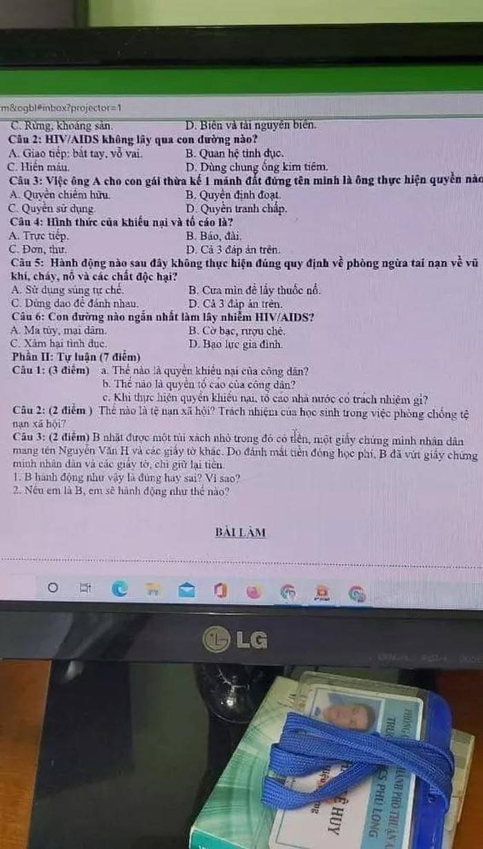 Hình ảnh chụp màn hình máy tính có đề thi bị con hiệu trưởng phát tán. Nguồn ảnh: VNN