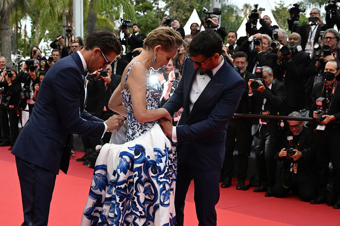 Diễn viên Sharon Stone gặp sự cố khi cởi váy trên thảm đỏ Cannes 2022 Ảnh 4