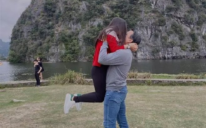 Vừa mở trang cá nhân, 'vua cá Koi' Thắng Ngô đã khoe ảnh ngọt ngào bên vợ ca sĩ kèm lời lẽ 'ngôn tình' Ảnh 2
