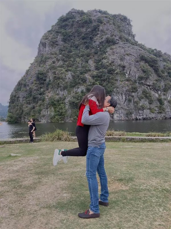 Đại gia Thắng Ngô chia sẻ hình ảnh hạnh phúc với người vợ trẻ tuổi