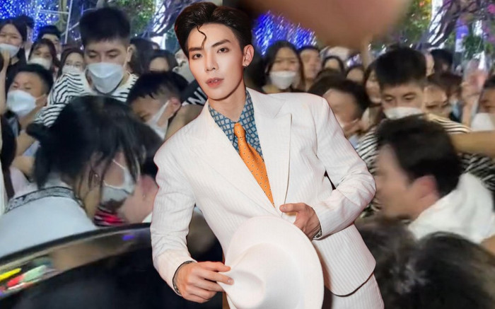 Xôn xao khoảnh khắc ERIK bị fan xô đẩy ngã dúi đầu, phản ứng của nam ca sĩ được khen hết lời Ảnh 2