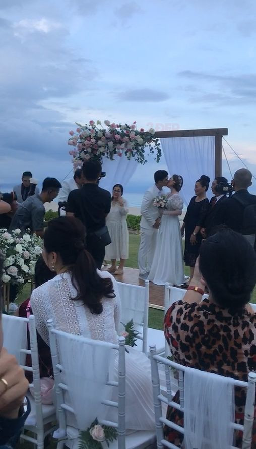 Cặp vợ chồng son không ngần ngại 'khóa môi' trước sự chứng kiến của quan viên hai họ và bạn bè thân thiết