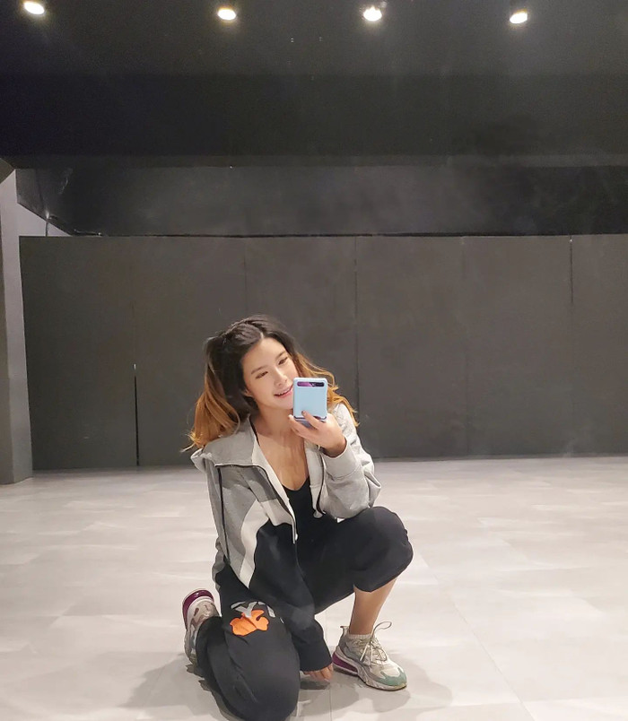 Bất ngờ trước dung nhan của nữ ca sĩ bị ném gạch vào mặt trên sân khấu Ảnh 7