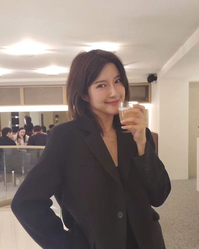 Bất ngờ trước dung nhan của nữ ca sĩ bị ném gạch vào mặt trên sân khấu Ảnh 9