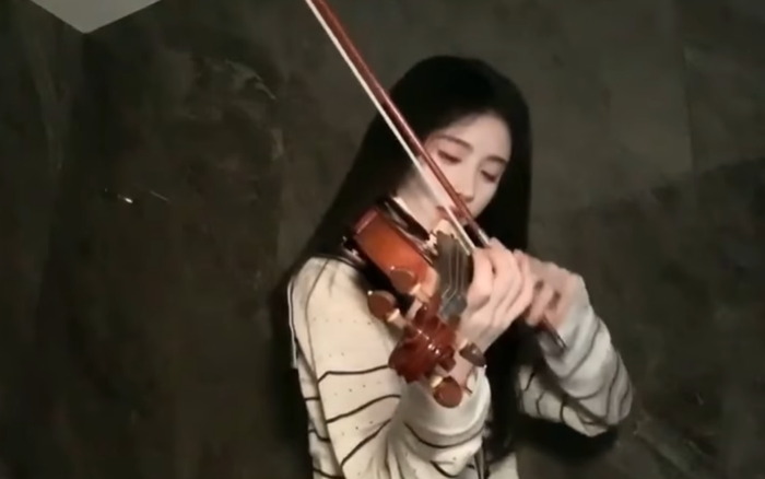 Vẻ ngoài và khí chất khi trình diễn violin của Cúc Tịnh Y khiến người xem không thể rời mắt.