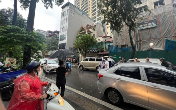 Người đàn ông bị ô tô tông tử vong giữa phố Hà Nội sau khi va chạm với người phụ nữ đi xe ga Ảnh 2