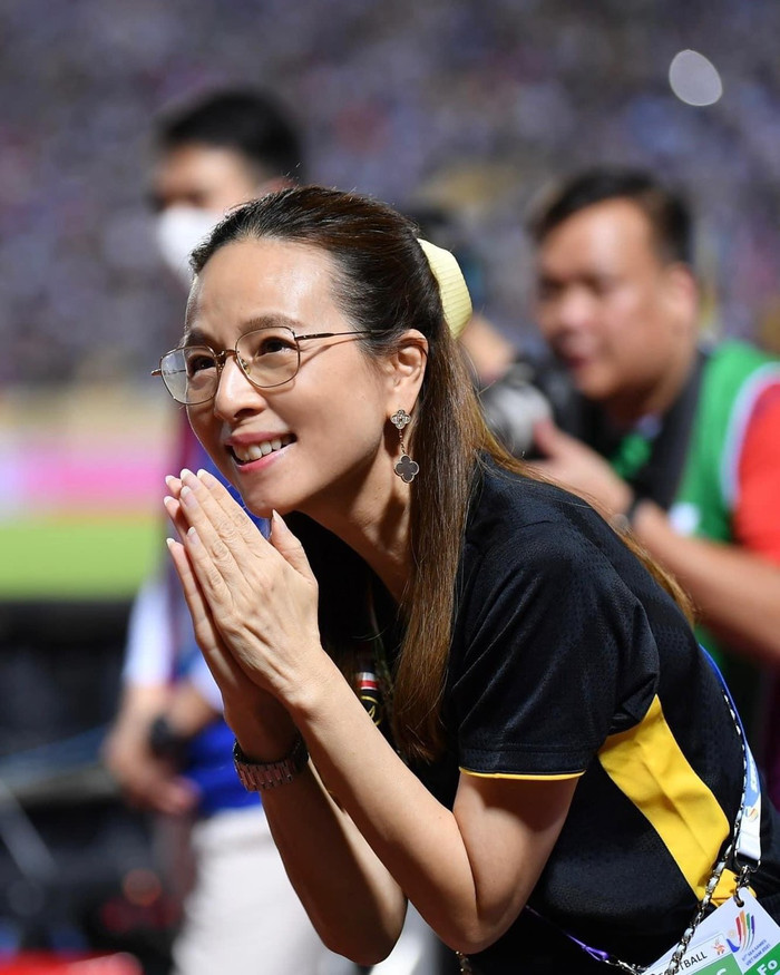 Sau trận thua 0-1 tại sân Mỹ Đình, Madam Pang - trưởng đoàn U23 Thái Lan đã chia sẻ trên trang cá nhân của mình: 'Với tư cách là trưởng đoàn của đội tuyển Quốc gia Thái Lan, Pang gửi lời xin lỗi tới toàn thể người hâm mộ bóng đá nước nhà vì đã không thể mang huy chương vàng SEA Games về cho Thái Lan. Thất vọng là chuyện bình thường. Mọi người rất buồn, nhưng chúng tôi không có bất cứ lời bào chữa nào. Thua là thua'.&nbsp;