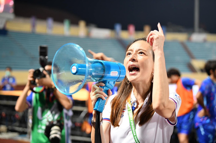Madam Pang làm trưởng đoàn U23 Thái Lan ở SEA Games 31.