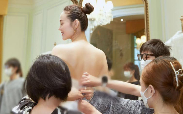 Khả Ngân hộ tống Minh Hằng đi thử váy cưới, visual cô dâu tương lai thế nào mà khiến dân tình tò mò Ảnh 2