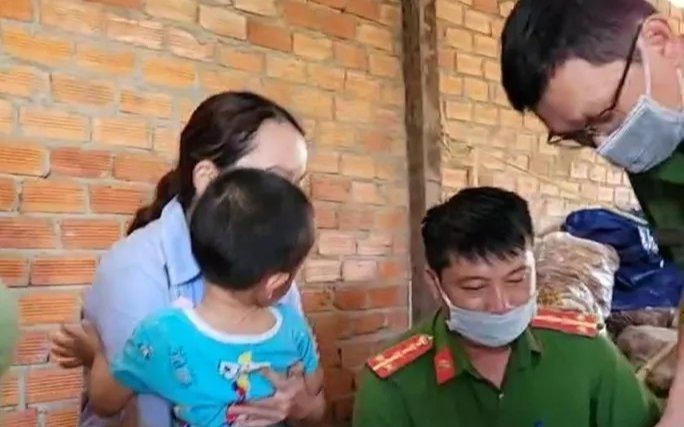 Vụ cháu bé 3 tuổi bị mẹ khai tử dù đang còn sống: Người bố vui mừng khi tìm thấy con trai Ảnh 2