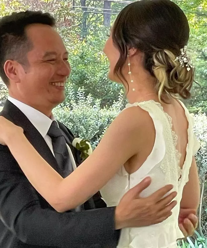 Nhạc sĩ Anh Quân khiêu vũ cùng Anna Trương.