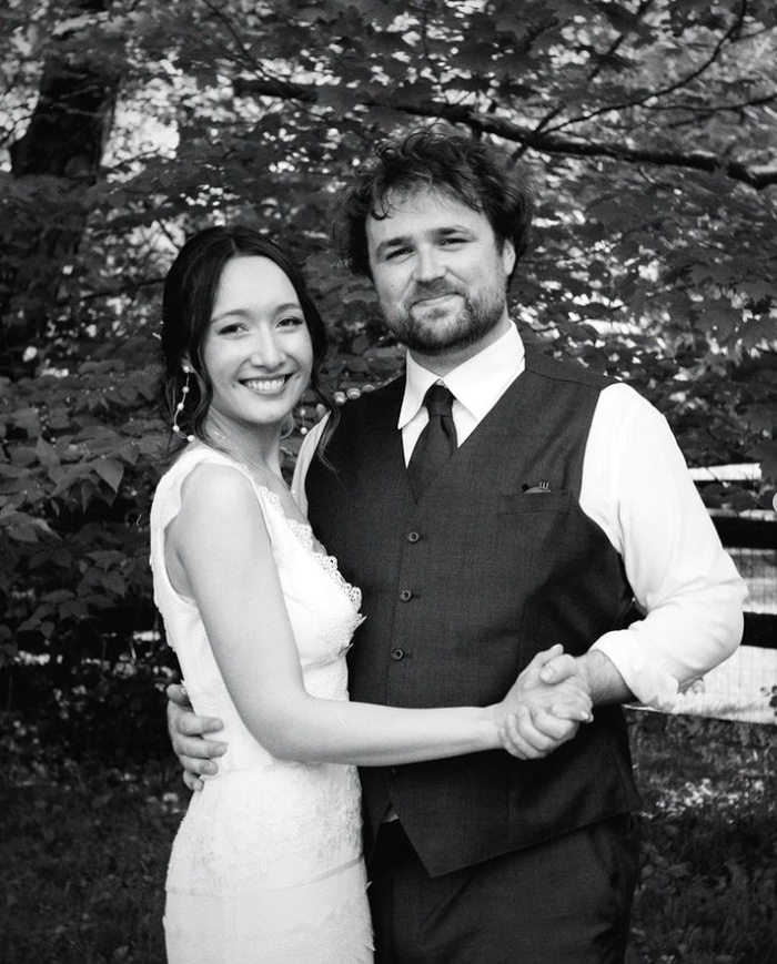 Anna Trương rạng ngời bên cạnh ông xã ngoại quốc trong ngày trọng đại.