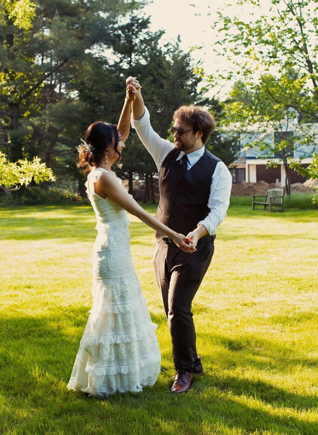 Cả hai cùng nhau khiêu vũ trong thời khắc đánh dấu cột mốc quan trọng của cuộc đời.