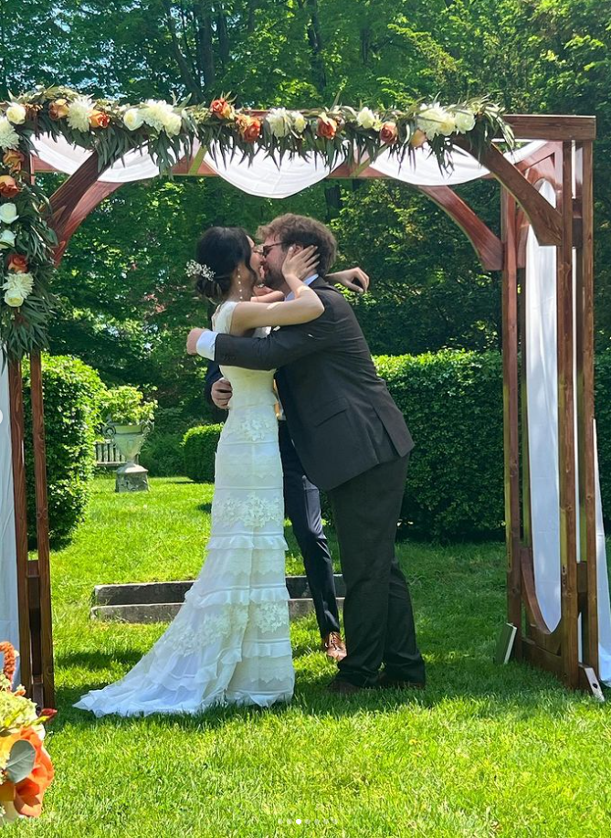 Lễ cưới của con gái lớn nhà Mỹ Linh - Anh Quân được diễn ra trong sân vườn trước sự chứng kiến của gia đình cùng bạn bè thân thiết.