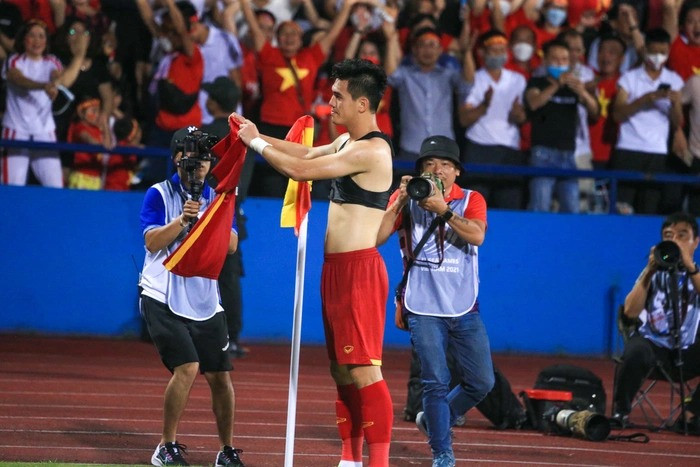 Chiếc crop top ngắn cũn cỡn của Tiến Linh.