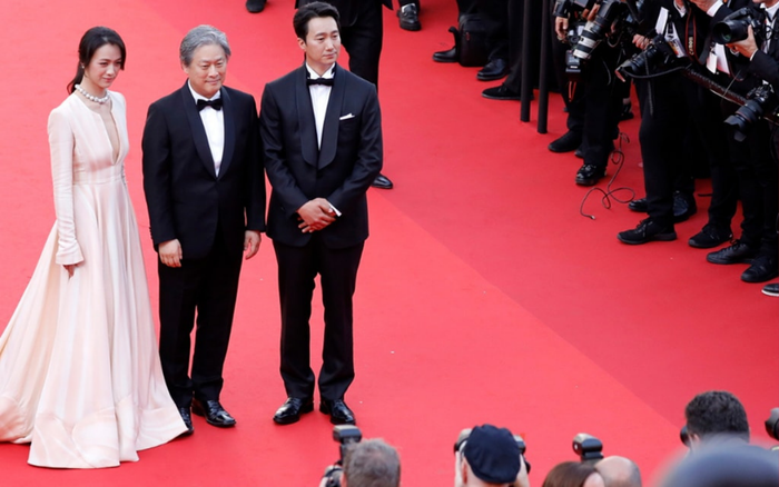Cannes 2022: Thang Duy khoe khéo vòng 1 làm náo loạn thảm đỏ, nhưng spolight lại thuộc về người này Ảnh 5