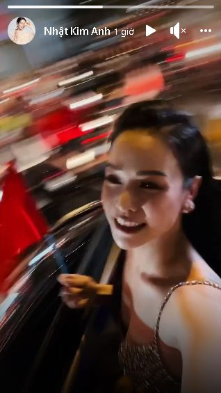 Nhật Kim Anh đã diện nguyên chiếc đầm lộng lẫy, trèo lên nóc xe và hét khàn giọng vì quá phấn khích