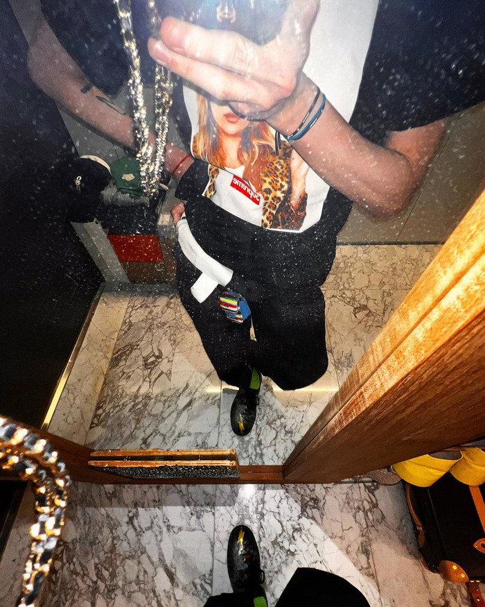 Loạt ảnh mới của G-Dragon trên trang cá nhân.