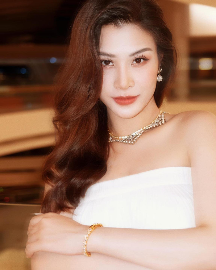 Đông Nhi được khen live tốt nhưng trang phục bị nhận xét kém sang