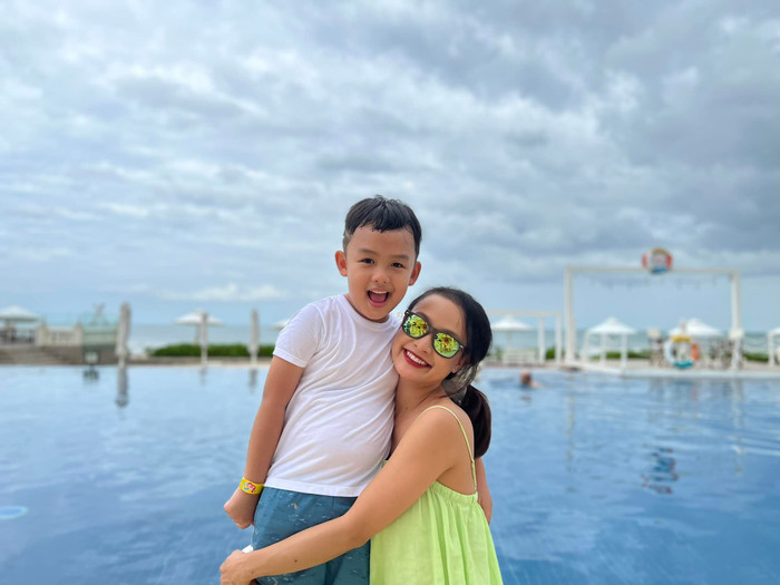 Con trai Lê Bê La nay đã lớn phổng phao, ngại ngùng khi chụp ảnh cùng mẹ Ảnh 5