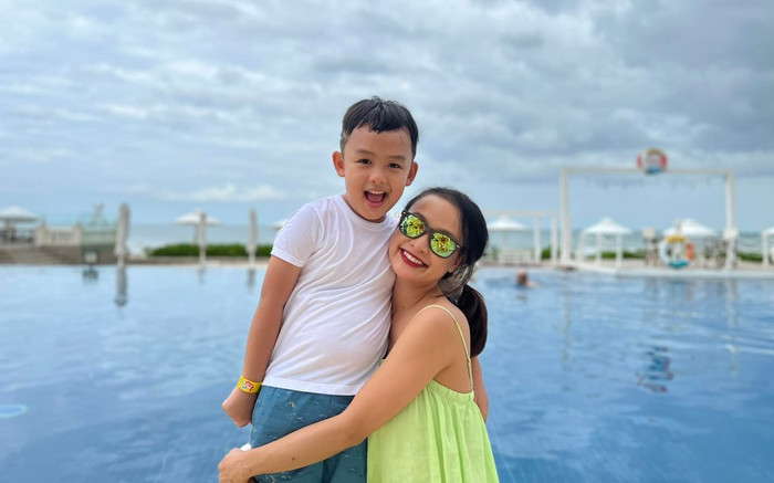 Con trai Lê Bê La nay đã lớn phổng phao, ngại ngùng khi chụp ảnh cùng mẹ Ảnh 2