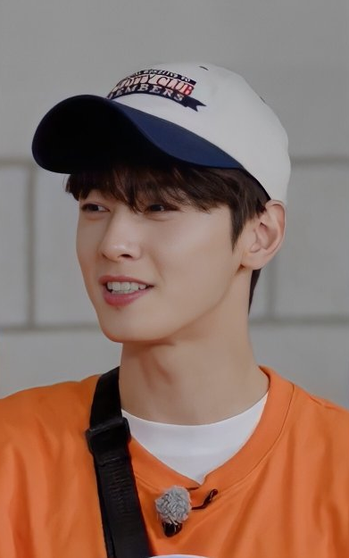 Eunwoo được khen ngợi với cách đổ thùng mực lên Somin ở Running Man.