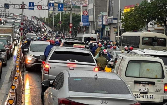 Ô tô, xe máy chen nhau đi vào làn đường ngược chiều, cầu Vĩnh Tuy tắc cứng nhiều giờ Ảnh 2