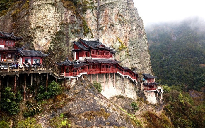 Ấn tượng với ngôi chùa cheo leo trên vách đá hơn 700 năm tuổi ở Trung Quốc Ảnh 2