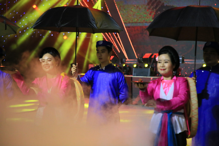 Quan họ Bắc Ninh được trình diễn thay cho lời chào kết của Việt Nam đến bạn bè quốc tế.