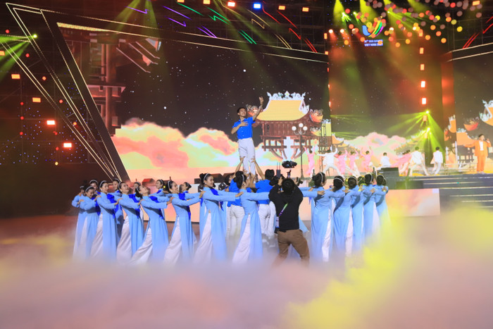 Những biểu tượng thân thuộc của Hà Nội nói riêng cũng như Việt Nam nói chung xuất hiện trong buổi lễ bế mạc.