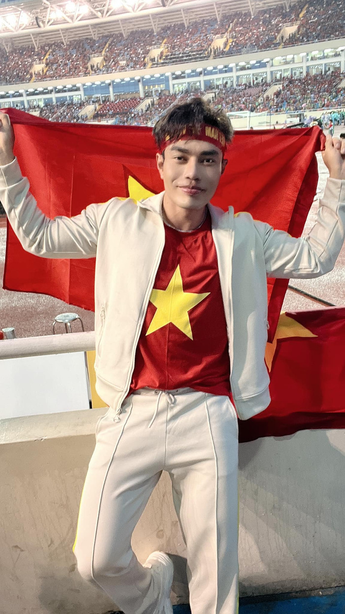 Khuôn mặt của anh trở nên nhỏ hơn và thân hình gầy đi trông thấy