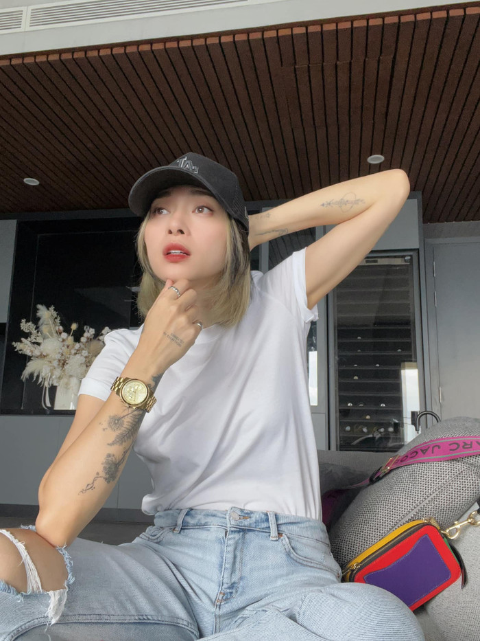 Cô nàng thậm chí đã đi tẩy tóc phần mái để bắt kịp xu hướng của các bạn trẻ hiện nay