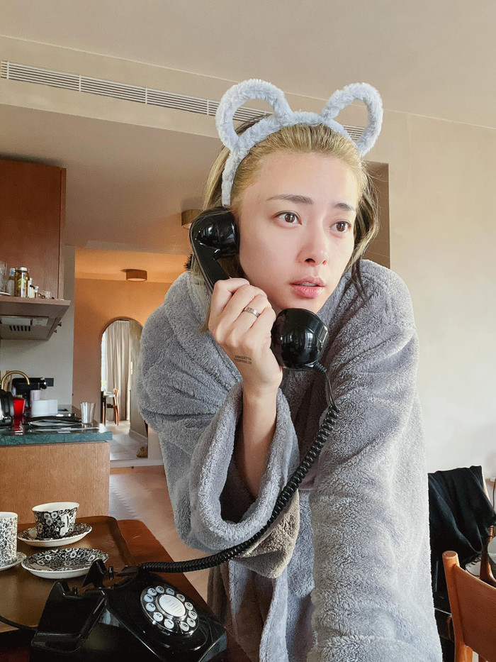 Hậu đám cưới, nữ diễn viên thường xuất hiện với khuôn mặt thon gọn hơn ở trên mạng xã hội