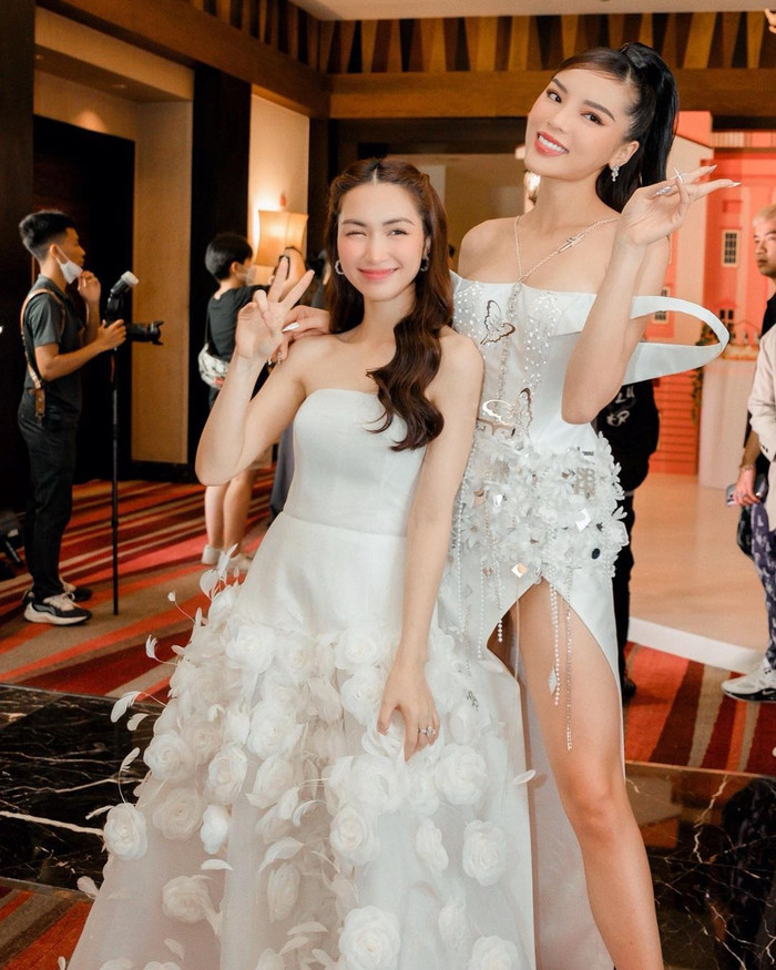 Những màn 'thách thức' chiều cao của Hòa Minzy với dàn người đẹp khiến dân tình 'cười bò' Ảnh 3