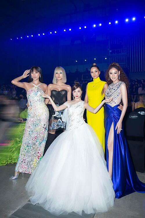 Dù đứng cùng các cô nàng có chiều cao 'khủng' như Võ Hoàng Yến, Hoàng Thùy, H'Hen Niê và Khánh Vân nữ ca sĩ vẫn vô cùng nổi bật