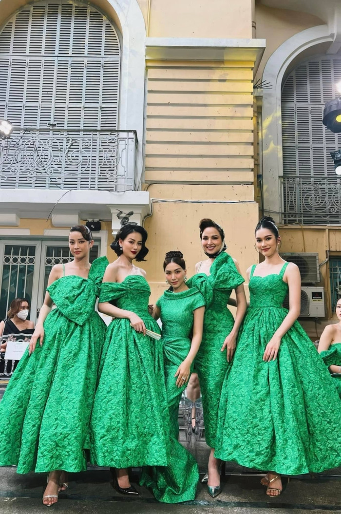 Màn 'đọ' chiều cao của Hòa Minzy với các nàng hậu đình đám