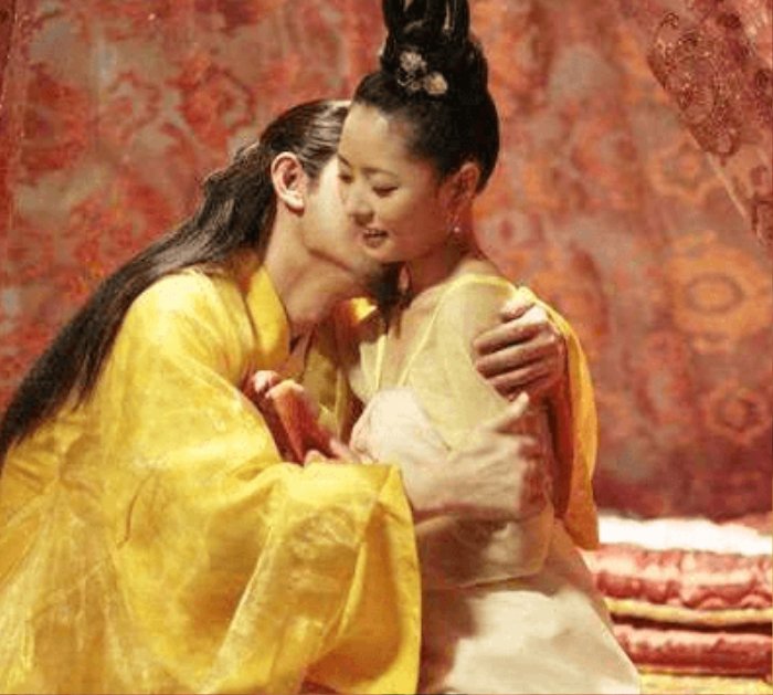 Why didn't the concubine make a sound when the imperial court was with the emperor?  - Photo 1.