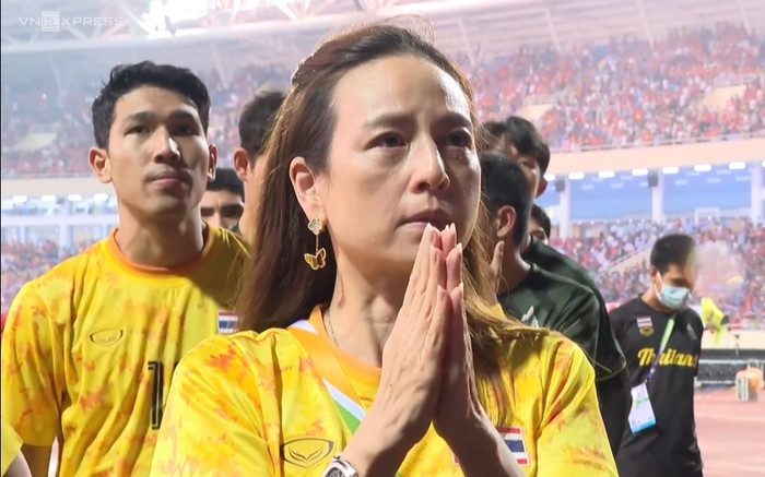 Chuyện chưa kể về Madam Pang và Polking: Người bản lĩnh tri ân CĐV, kẻ thua bỏ đội ngồi một mình Ảnh 2